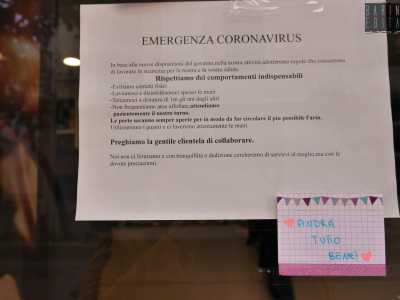 ...sul muro del supermercato, sulla vetrina del bar...